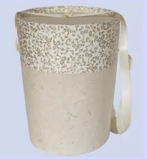 Cremfarbene Holzdruckpapierurne Yuri mit Blumenmuster auf dem Deckel